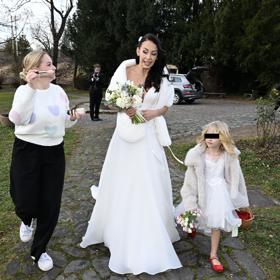 Agáta Hanychová měla při příchodu na svatbu přes ramena přehozenou kožešinku. 