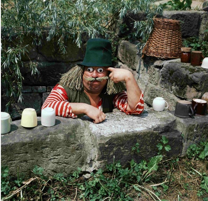 Vodník Josefa Karlíka z filmu Jak dostat tatínka do polepšovny. Nosí pruhované červeno-bílé tričko, paruku, klobouk a má umělé vypouklé oči.