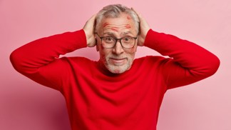 Adam (62): Rozvedená sousedka po mně jede jako šílená. Zdá se, že mě čekají divoké Vánoce