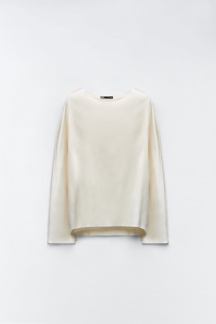 Kalhoty doplní vzdušná blůza se stejnými zdobnými prvky. (Zara, 699 Kč)