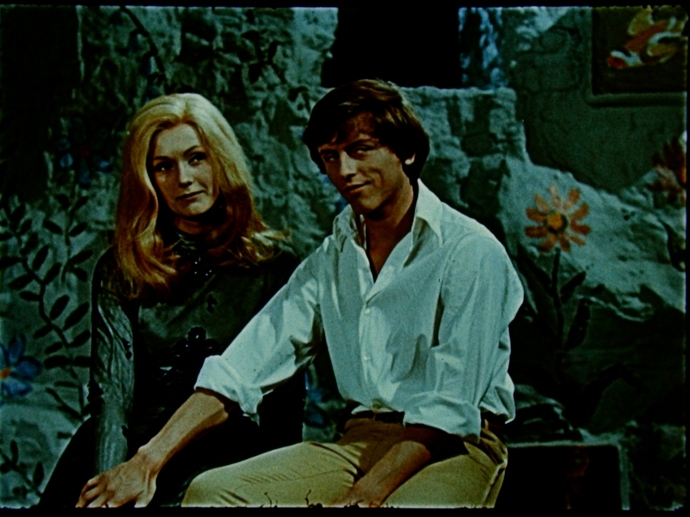 Pokud budete dávat pozor, jednou zaslechnete, jak se v pohádce Šíleně smutná princezna jmenují princ a princezna. Jejich jména jsou Helena a Václav...