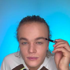 Oliver Průcha zveřejnil dokonce make-up tutoriál. 