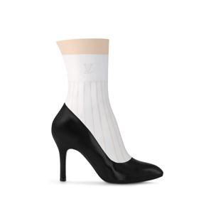 Je zajímavé, že kotníčková verze stojí stejně jako vysoké kozačky. Cena se šplhá k 56 tisícům korun.