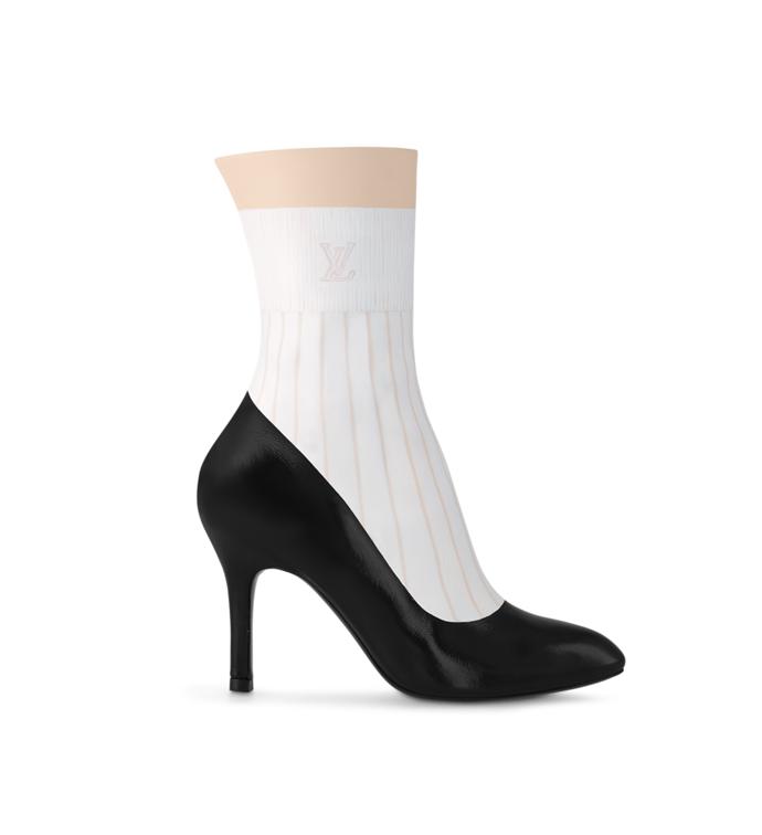 Je zajímavé, že kotníčková verze stojí stejně jako vysoké kozačky. Cena se šplhá k 56 tisícům korun.