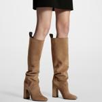 Hnědavý outfit doplnily kozačky z broušené kůže. Model Donna stojí v přepočtu téměř 52 tisíc korun.