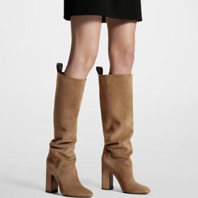 Hnědavý outfit doplnily kozačky z broušené kůže. Model Donna stojí v přepočtu téměř 52 tisíc korun.