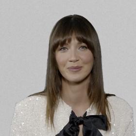 Pro wet look je třeba mít vlasy předem buď vyžehlené, nebo lehce navlněné. 