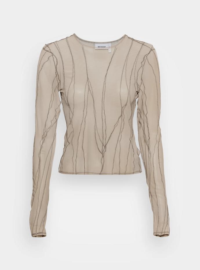 Průhledný top s efektním prošíváním najdete u značky Weekday a stojí 790 Kč.