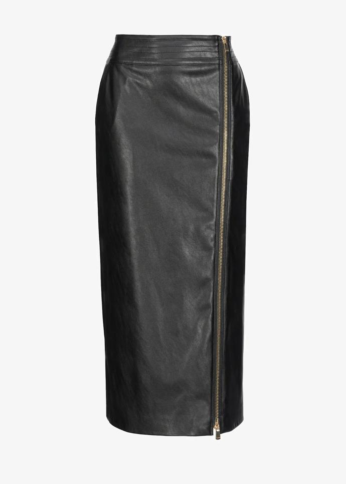 Večírkovému outfitu Eriky Stárkové dominuje dlouhá kožená sukně. Podobnou najdete u značky Pinko, (6 750 Kč)