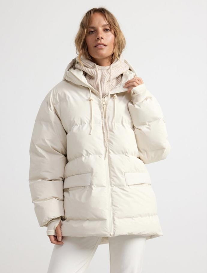 Vodu odpudivou bundu ve stejném tónu v Lindexu koupíte za 4 499 Kč.