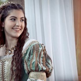 Celeste Buckingham v pohádce Láska na vlásku.