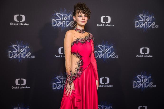 Tango si zatancovala Darija Pavlovičová v divokém výčesu ozdobeném výraznou červenou sponou.
