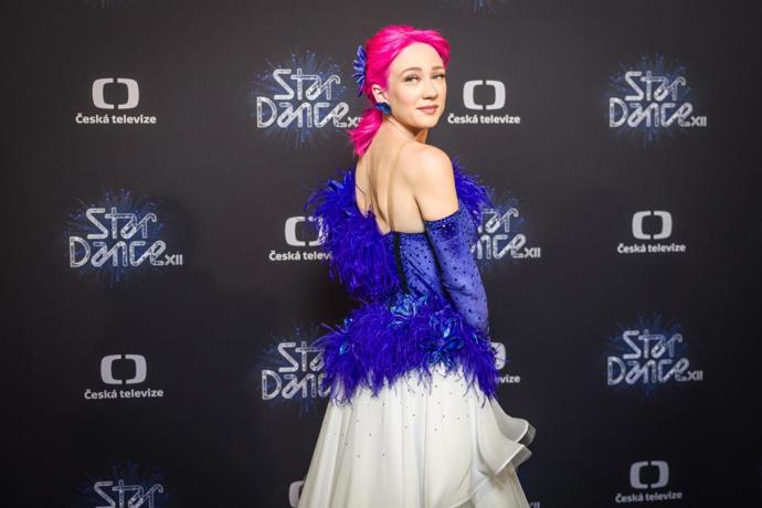 Tereza Mašková v nadýchaném drdolu s výraznou modrou sponou.