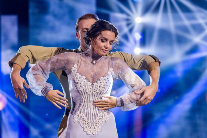 Iva Kubelková v romanticky zvlněném drdolu.