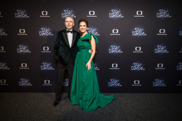 Elegantní zelená róba s kapsami okouzlila diváky šestého soutěžního večera.
