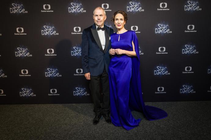 Stylisté sladili oba moderátory do modré. Marek Eben strávil devátý soutěžní večer v tmavomodrém smokingovém saku se saténovou fazonou.