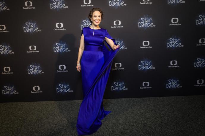 S rukávy si herečka a moderátorka ráda pohrávala. Ty se stejně tak podílaly na zajímavé draperii šatů při každém jejím kroku.