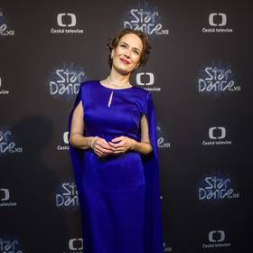 Elegantní look kobaltových šatů doplnily strohé šperky a krásný večerní účes.