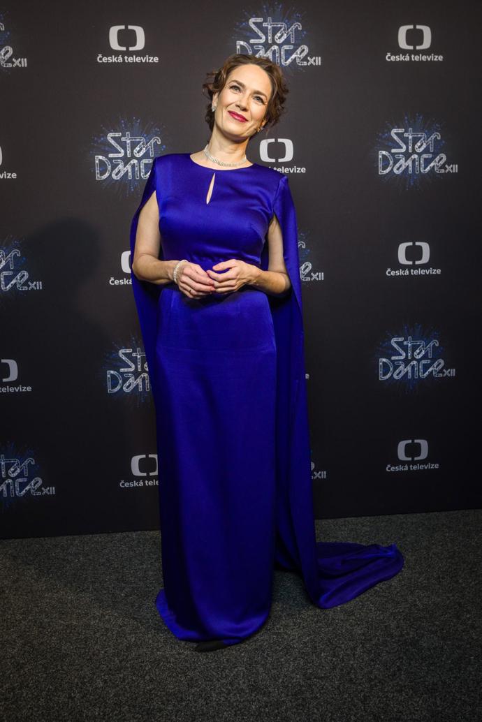 Elegantní look kobaltových šatů doplnily strohé šperky a krásný večerní účes.