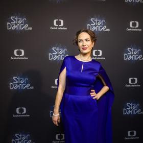 Zatím předposlední večer představil Terezu Kostkovu v modrých splývavých šatech obkreslujících siluetu, které zdobily především trendy vlečkové rukávy.