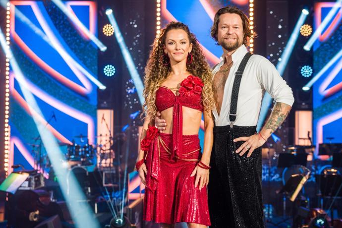 Taneční partnerka Richarda Krajča, Dominika Rošková, v divoce zvlněném účesu.