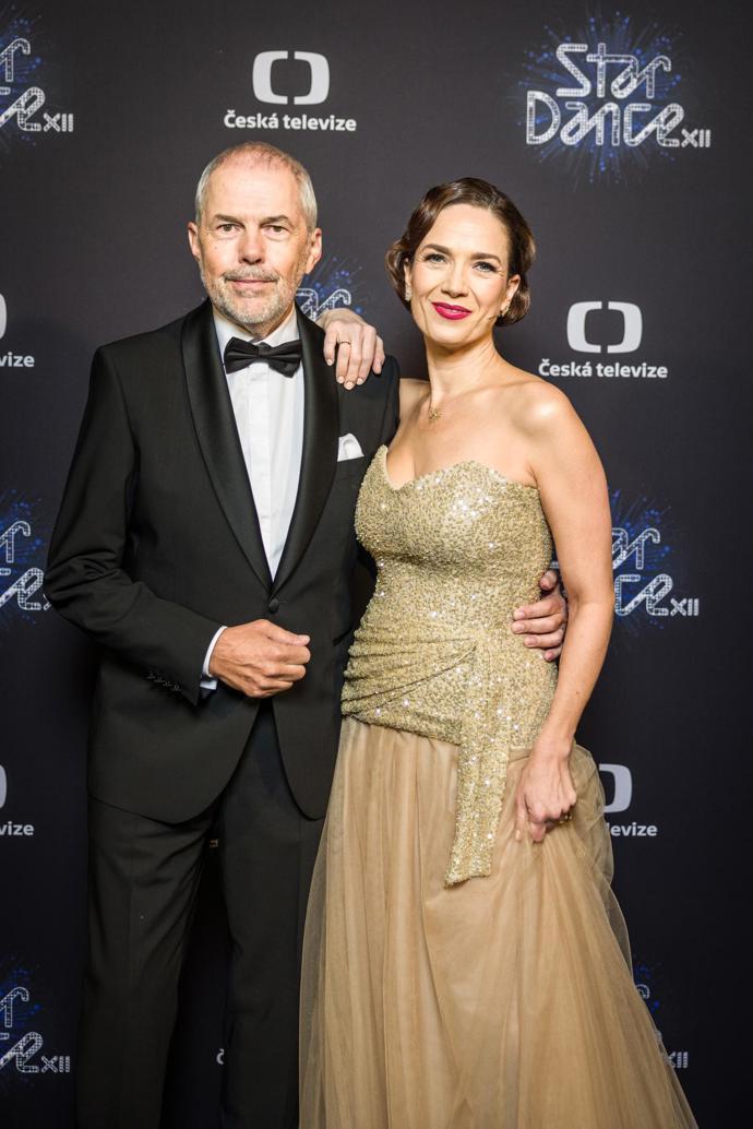 Styling doplnily decentní šperky a strohý účes.