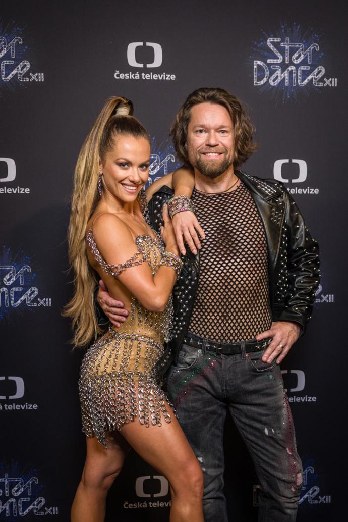 Taneční partnerka Richarda Krajča, Dominika Rošková, ve vysokém culíku s dlouhým příčeskem.