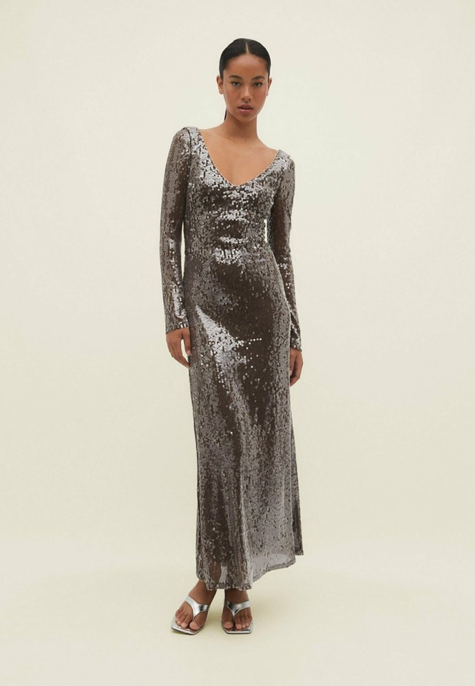 Dlouhé šaty s kulatým výstřihem, Stradivarius, 1 799 Kč