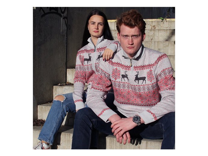 Unisex provedení není u svetrů s jeleny neobvyklé. (Svetr s jelenem)