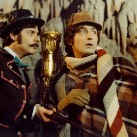 Vzpomínáte, jak pod náporem Telekeho hlasivek praskla sklenička? Byla vyrobená z takzvaného cukrového skla a rozstřelena vzduchovkou z vedlejší místnosti. Na snímku Jan Hartl a Michal Dočolomanský.