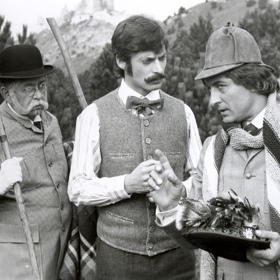 Tajemství hradu v Karpatech: Hraběte Teleke z Tölökö čeká setkání se zloduchem baronem Gorcem, jenž ke svým zločinům využívá vynálezů šíleného vědce Orfanika.