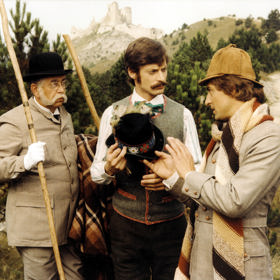 Tajemství hradu v Karpatech se natáčelo přes několik clon, neboť v době natáčení bylo v Čachticích až příliš hezké počasí.