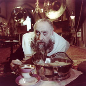 Film Tajemství hradu v Karpatech paroduje vědeckofantastické příběhy Julese Verna. Na snímku Miloš Kopecký.