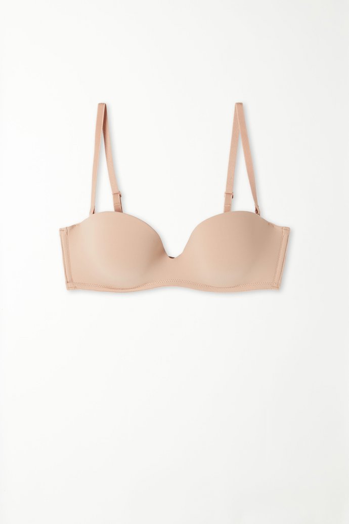 Nejen pod průsvitný top unosíte bezešvou podprsenku s odnímatelnými ramínky, Tezenis za 449 Kč.