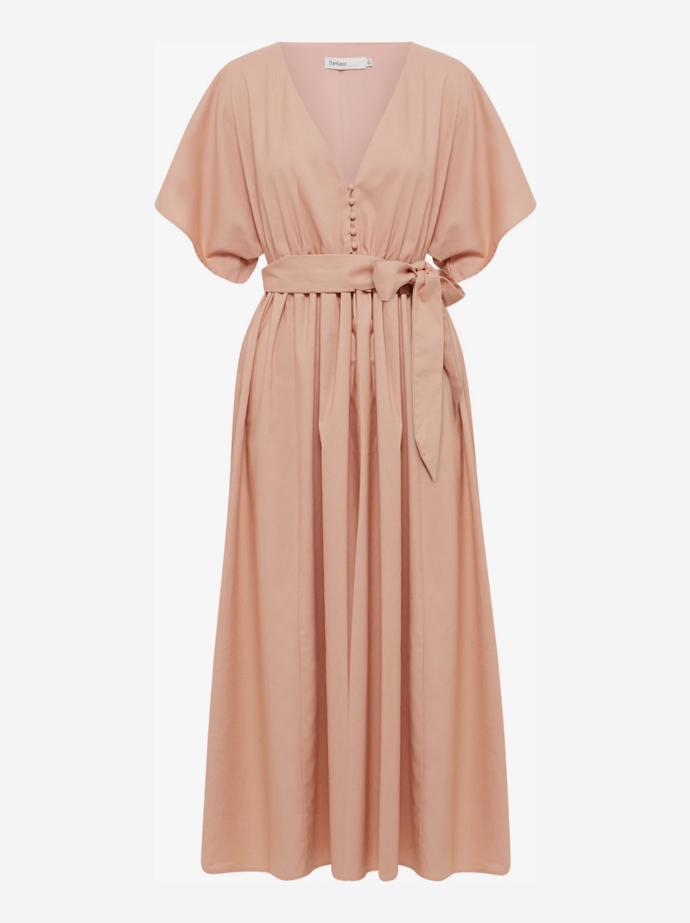 Romantické šaty značky The Fade zdobí odstín vybraný pro rok 2024. (2 499 Kč)