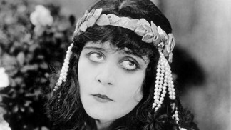 Theda Bara: Hollywoodská herečka, která se proslavila výrazným líčením, "nahou" Kleopatrou a ztrátou svých filmů 
