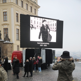 Pro návštěvníky bude smuteční obřad vysílán na velkoplošné obrazovce. 