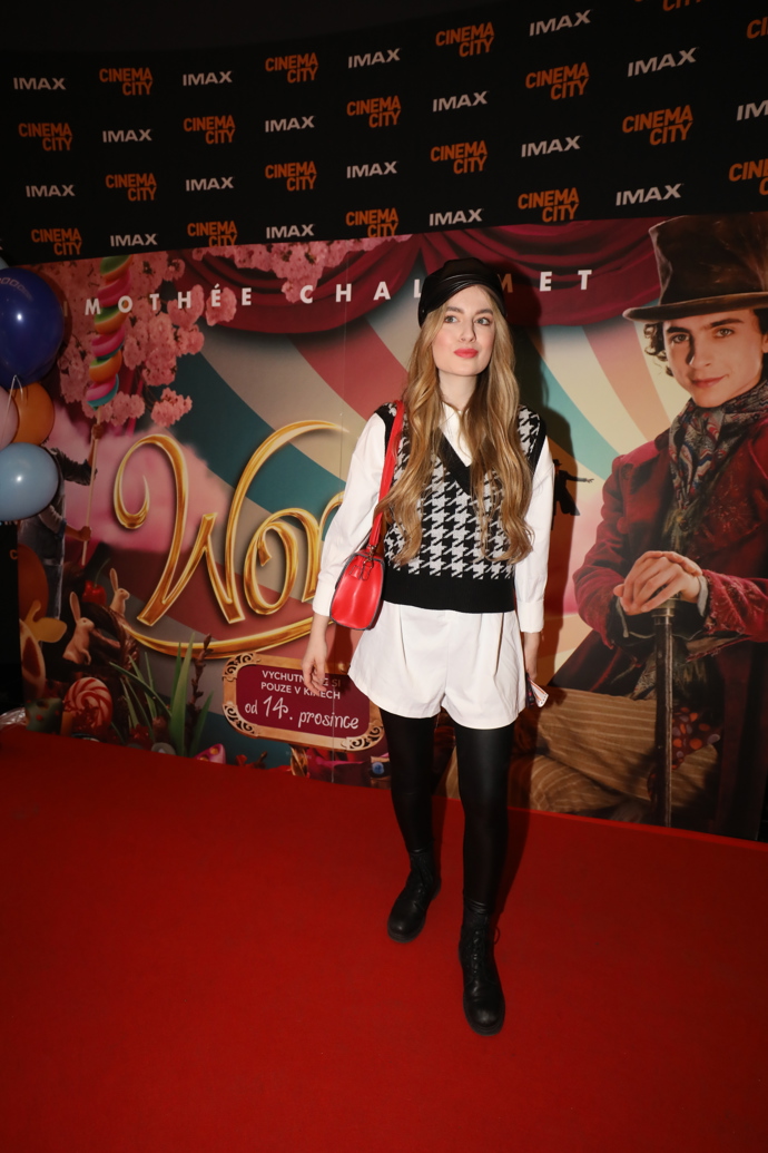 Herečka Michaela Pecháčková rozbila svůj černo-bílý outfit červenou kabelkou.