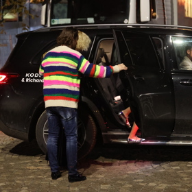 Na večírku po StarDance, Karin a Richard posadili dcery do auta a šli zpátky na párty. 