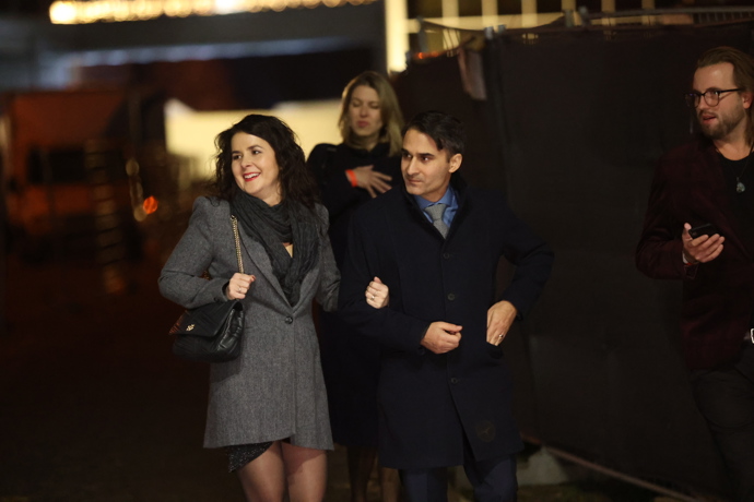 Radek Banga s manželkou sledují Richarda Genzera, který nesl na party whisky. 