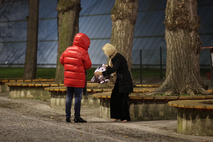 Zatímco Karin šla bosá, Richard měl na péřovce staženou i kapuci. 