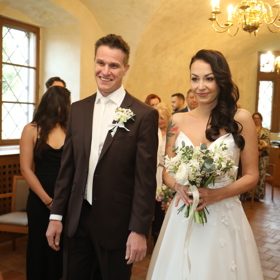 Šaty Agátě neskutečně slušely. 