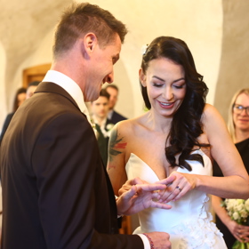 Proč ženich místo diamantu sáhl po modrém safíru?