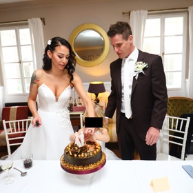 Mia nutně potřebovala ozdobu z dortu.