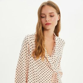 Pyžamová sada s drobnými vzory a zavinovacím horním dílem, Trendyol, 970 Kč.