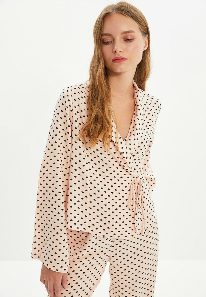 Pyžamová sada s drobnými vzory a zavinovacím horním dílem, Trendyol, 970 Kč.