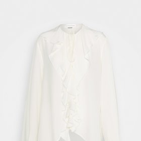 Blůza s asymetrickými volány, Victoria Beckham, 12 490 Kč.