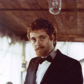 Zdá se vám myšlenka falešného vrchního příliš bláznivá? Zdeněk Svěrák řekl, že se mu něco podobného v restauraci stalo. Na základě této historky pak napsal scénář komedie Vrchní, prchni!