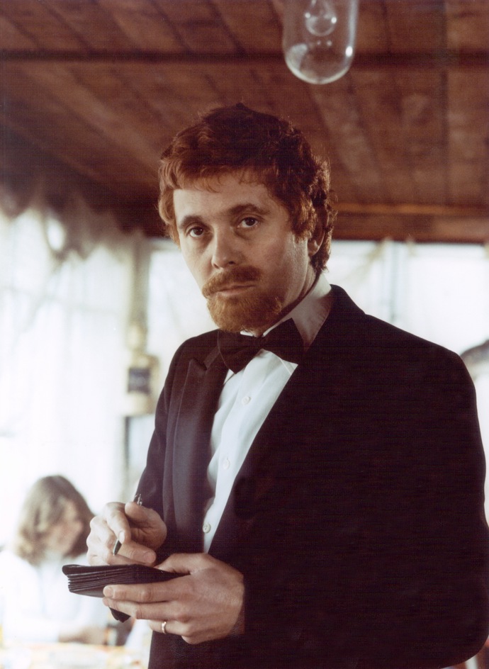 Zdá se vám myšlenka falešného vrchního příliš bláznivá? Zdeněk Svěrák řekl, že se mu něco podobného v restauraci stalo. Na základě této historky pak napsal scénář komedie Vrchní, prchni!