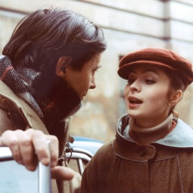 V komedii Vrchní, prchni! si manžele Vránovy zahráli skuteční manželé Josef Abrhám a Libuše Šafránková.